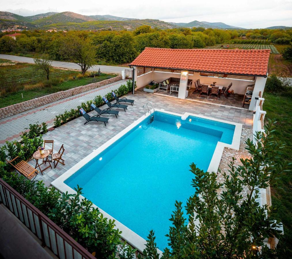 Central Dalmatian Pool&Grill House Gustirna エクステリア 写真