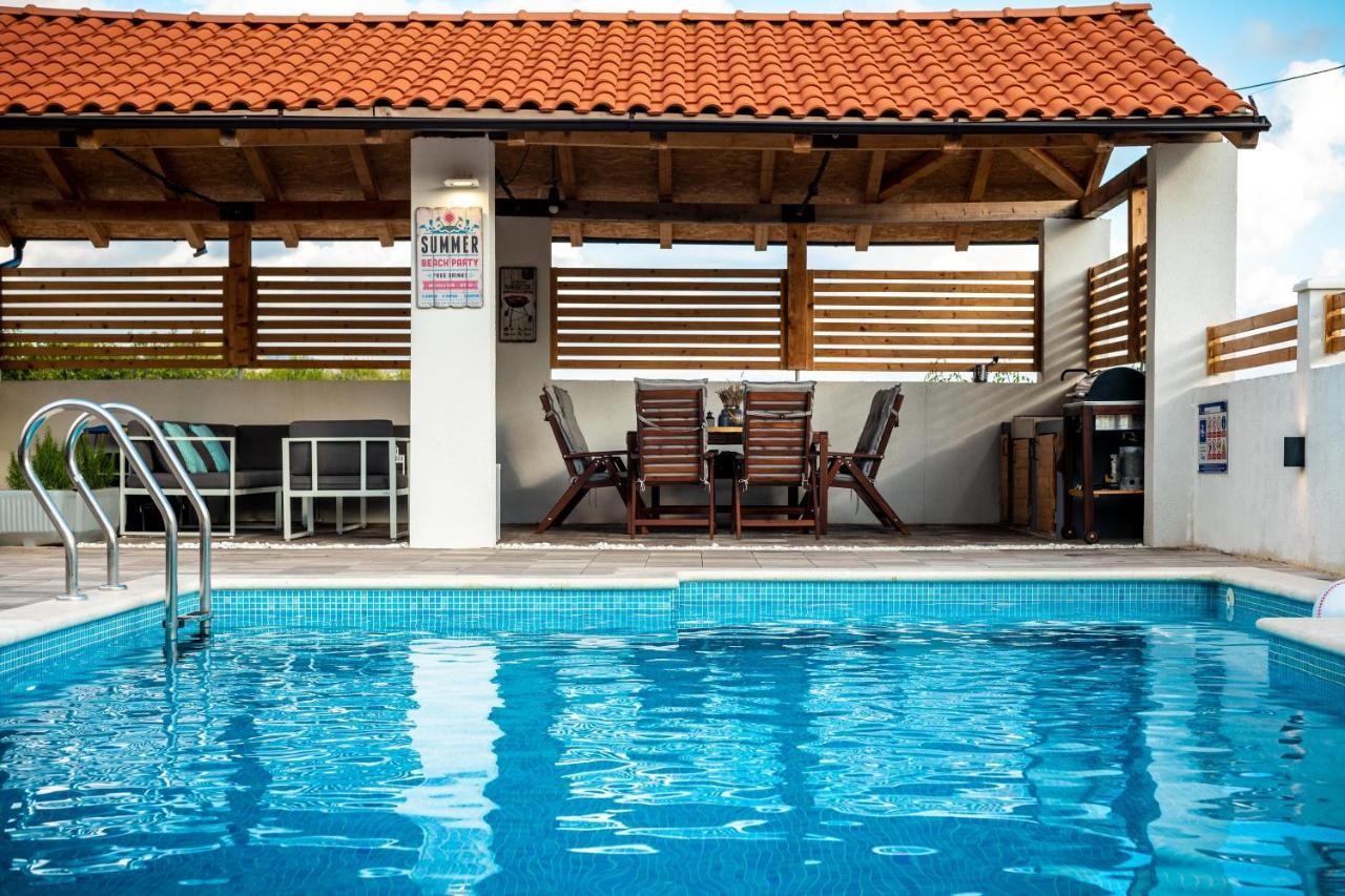 Central Dalmatian Pool&Grill House Gustirna エクステリア 写真